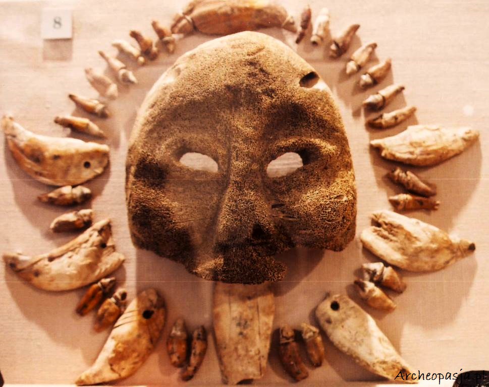 Maska z kości wieloryba oraz naszyjnik z kości i zębów foki. Lud Inupiak, Alaska. Zabytek z kolekcji Anchorage Museum