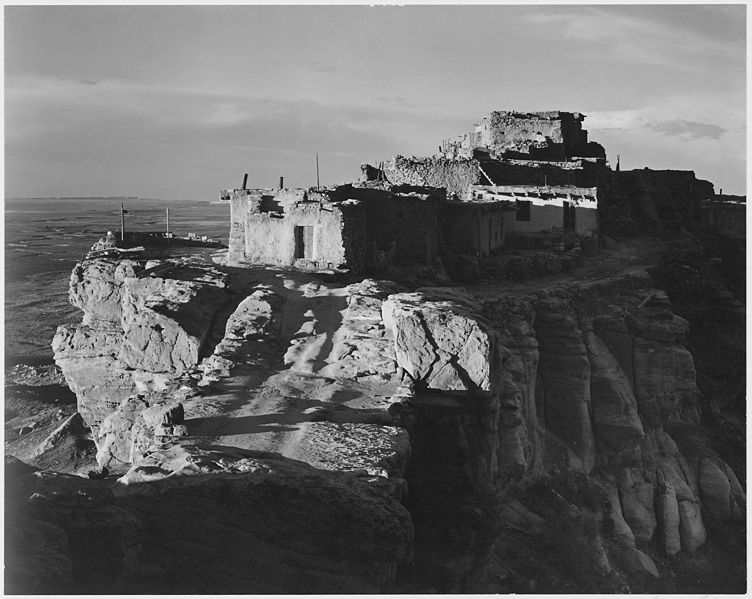 Osiedle Walpi w Arizonie w 1941r. Fot. Ansel Adams. Creative Commons (domena publiczna