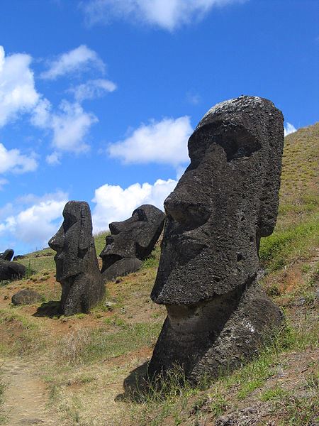 Posągi z Wyspy Wielkanocnej. Fot. Aurbina. Creative Commons (domena publiczna)